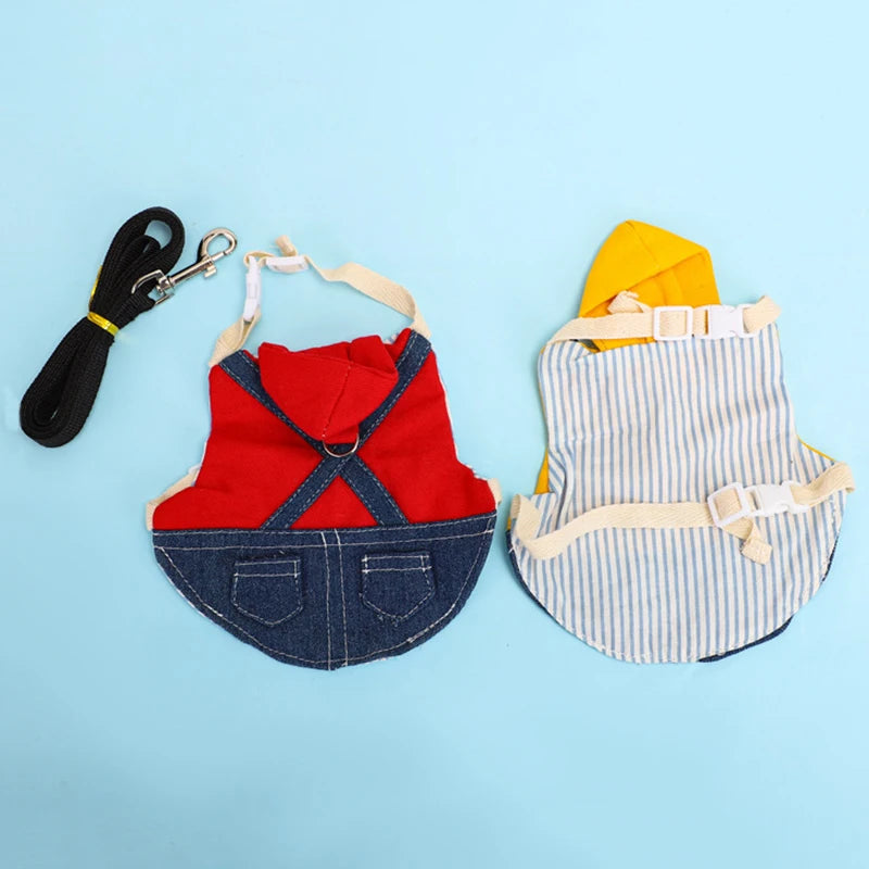 Denim-Kaninchenkostüm für kleine Haustiere mit gelbem Kapuzen und schwarzer Leine