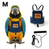 ببغاء أصفر وأزرق يرتدي حزامًا قابل للتعديل وقيود طيران.