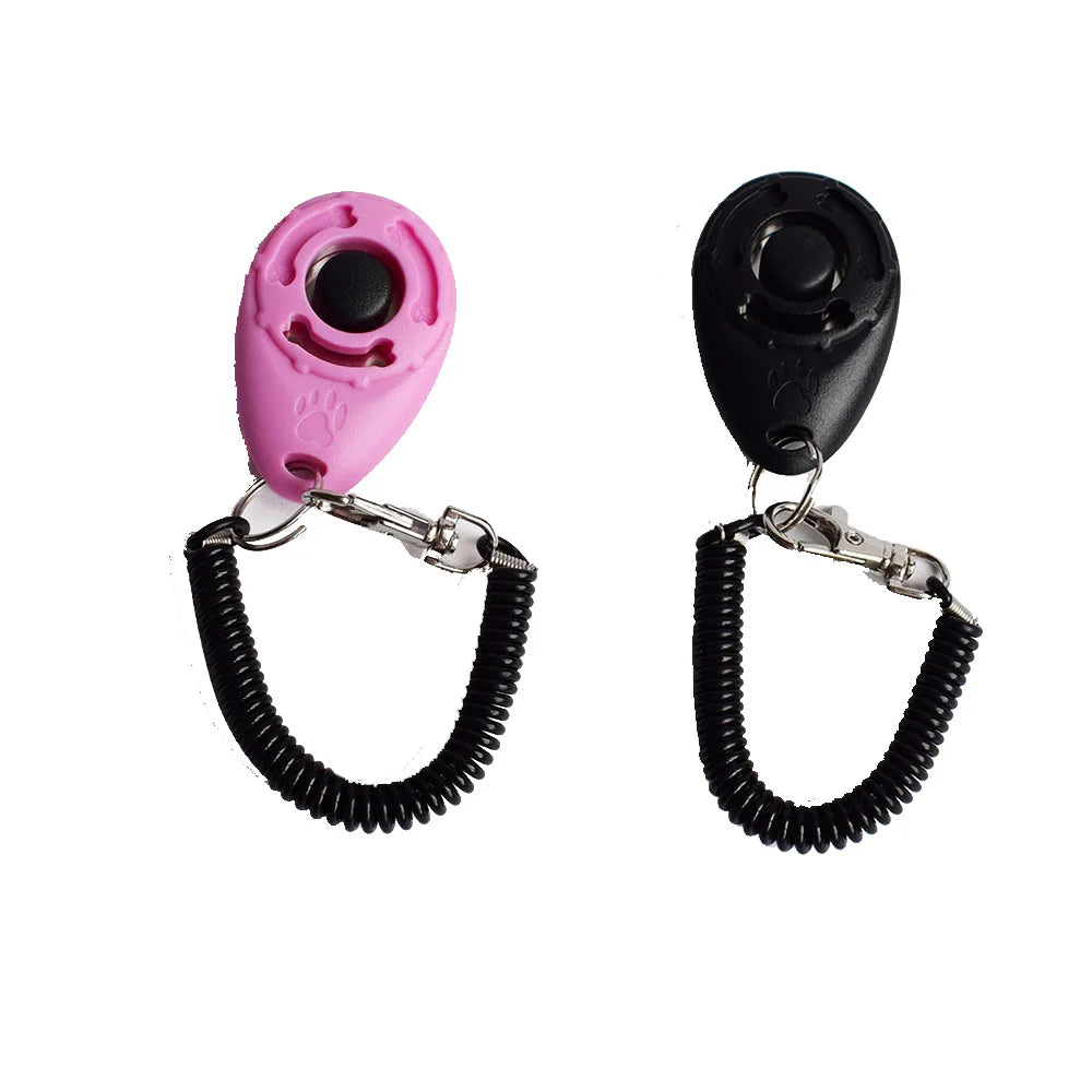 Une paire de clickers d'entraînement pour animaux, un rose et un noir, avec des sangles ajustables.