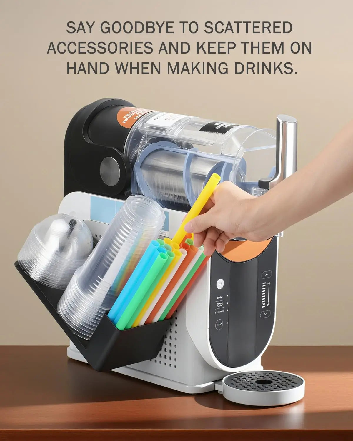 Eine Hand legt klare Plastikbecher in einen seitlich montierten Organizer für eine Ninja-Slushie-Maschine.