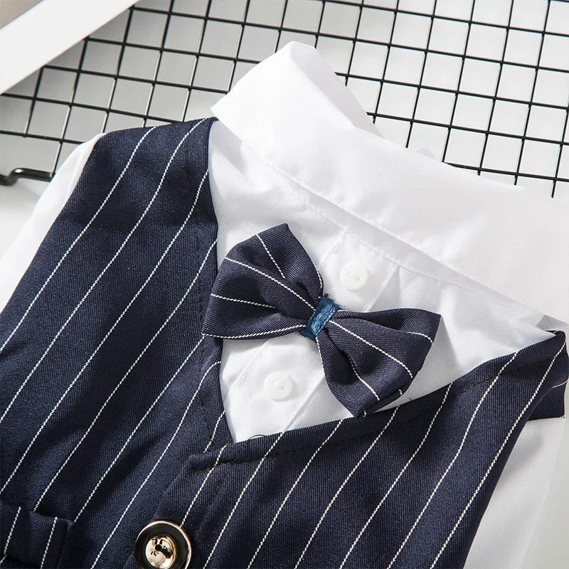 Camisa de rayas de azul marino y corbata, mostrada en un cuello blanco contra un fondo de rejilla negra.
