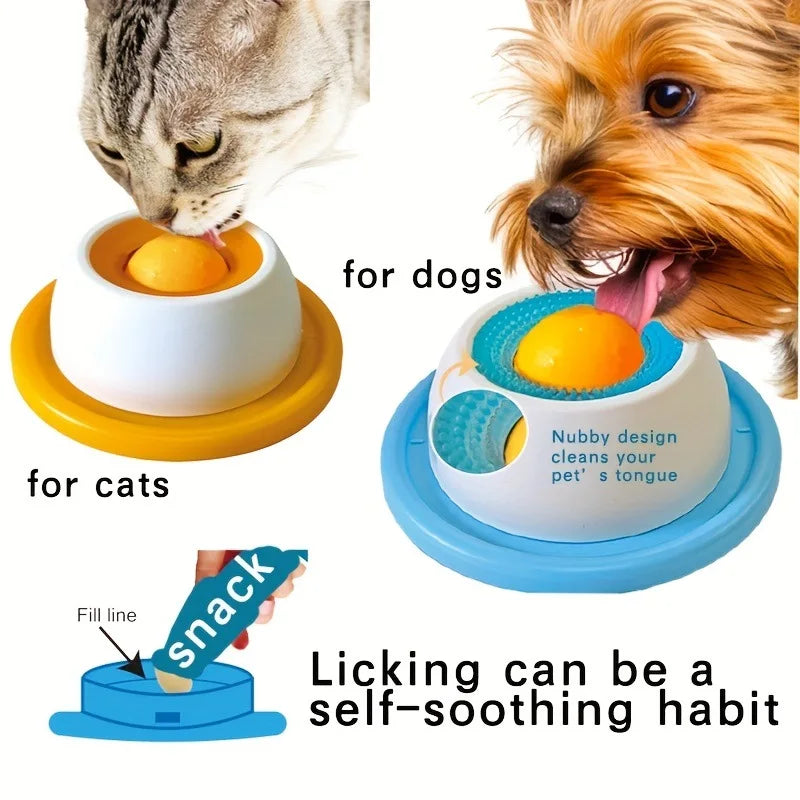 Eine Katze und ein Hund interagieren mit einer interaktiven Leckmatte zur Förderung der Zahngesundheit von Haustieren.