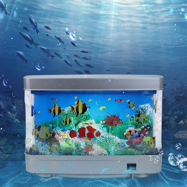 Künstliches tropisches Fischaquarium als Nachtlicht mit bunten Fischen und Pflanzen, beleuchtet unter Wasser.