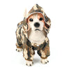 Un chien portant un imperméable camouflage avec capuche et couvre-museau.