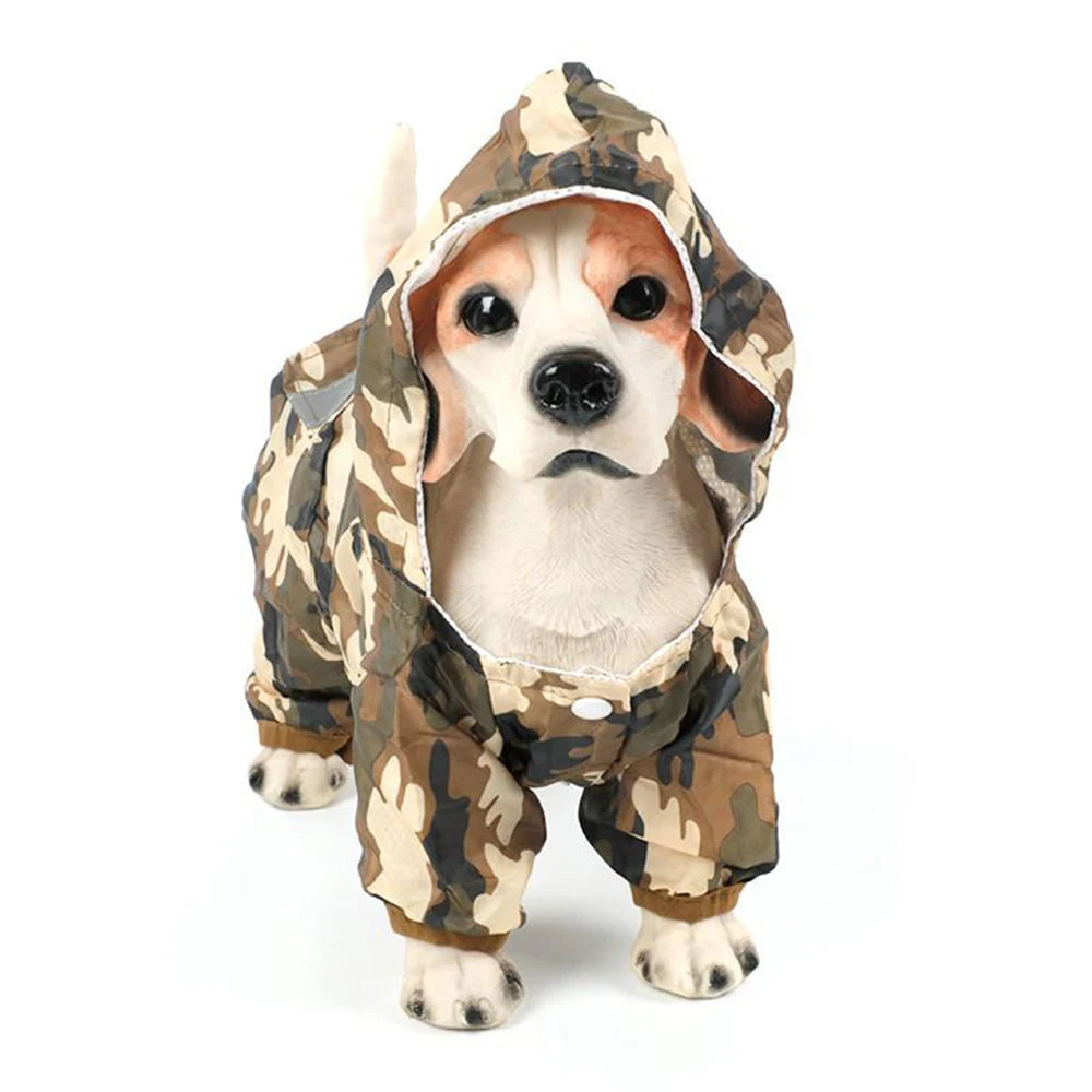 Un chien portant un imperméable camouflage avec capuche et couvre-museau.