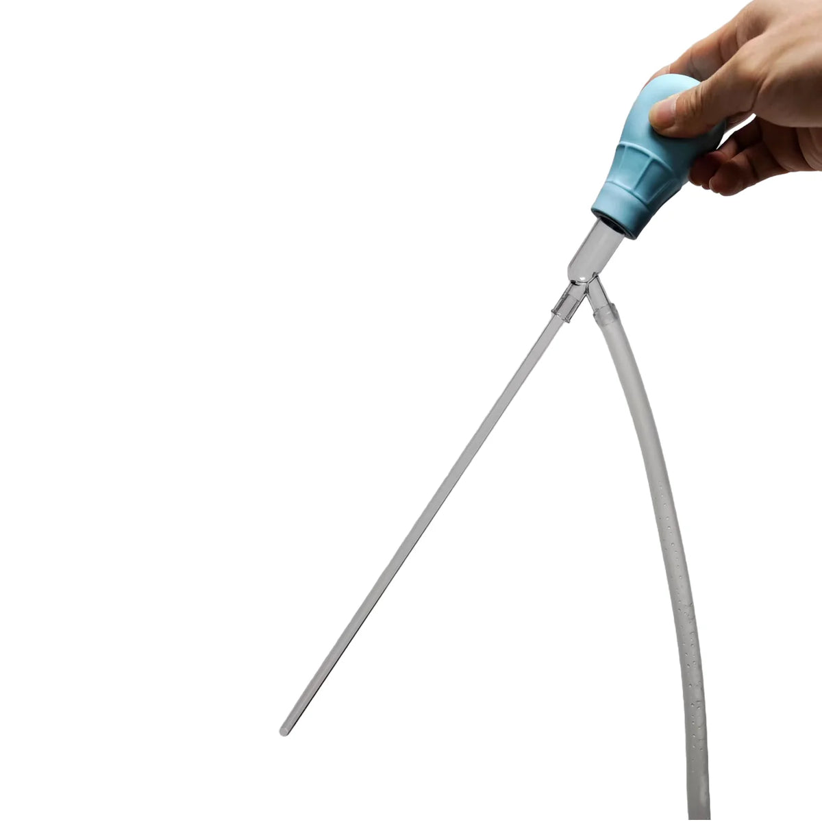 Une main tient un nettoyeur de siphon pour aquarium avec une poignée bleue et un tube métallique long et fin.