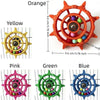 Ein Set aus fünf bfarbigen Papageien-Spinnerspielzeugen in Orange, Gelb, Pink, Grün und Blau.