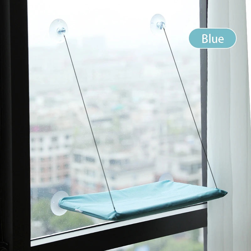 Blapesiges Fenster-Hängebett für Katzen, das eine Aussicht auf die Stadt bietet.