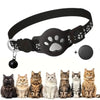 Collar de rastreo para mascotas negro con diseño de huella de pata junto a varios gatos domésticos.