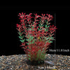 Un amas de plantes décoratives aquatiques artificielles réalistes aux feuillages rouges et verts plantées dans du gravier fon