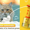 Un dispensador de baño de espuma para mascotas amarillo automático está dispensando espuma sobre un gato.