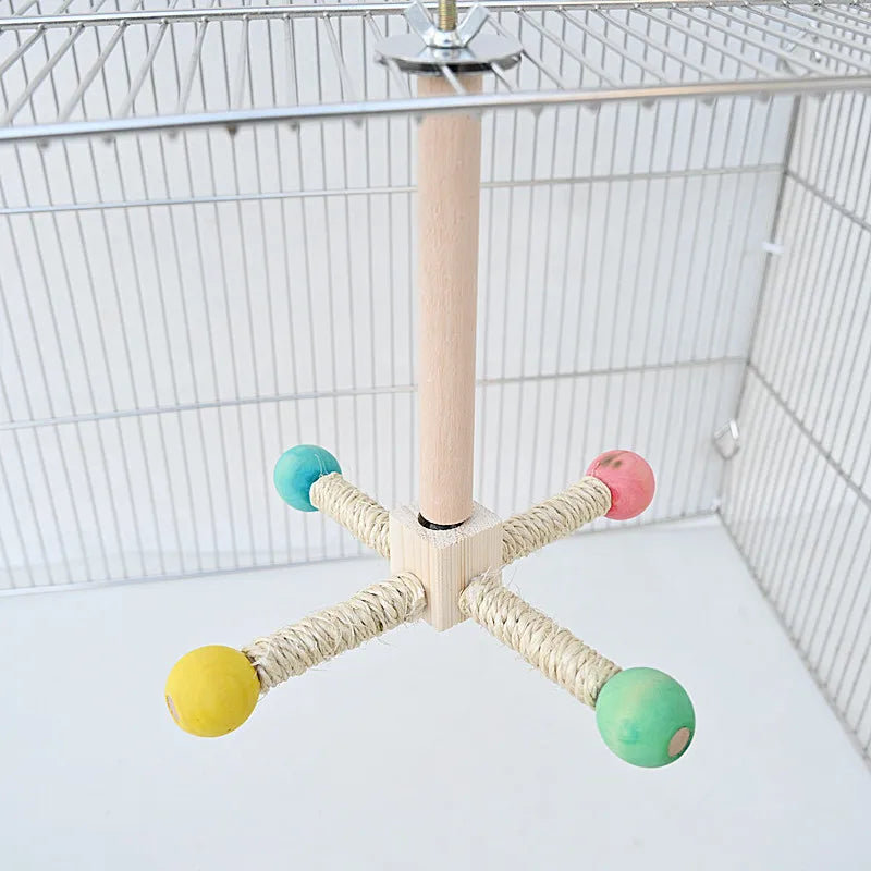 Papagei-Spielzeug mit hölzermotierendem Stand und bunten Kugeln an den Armen.
