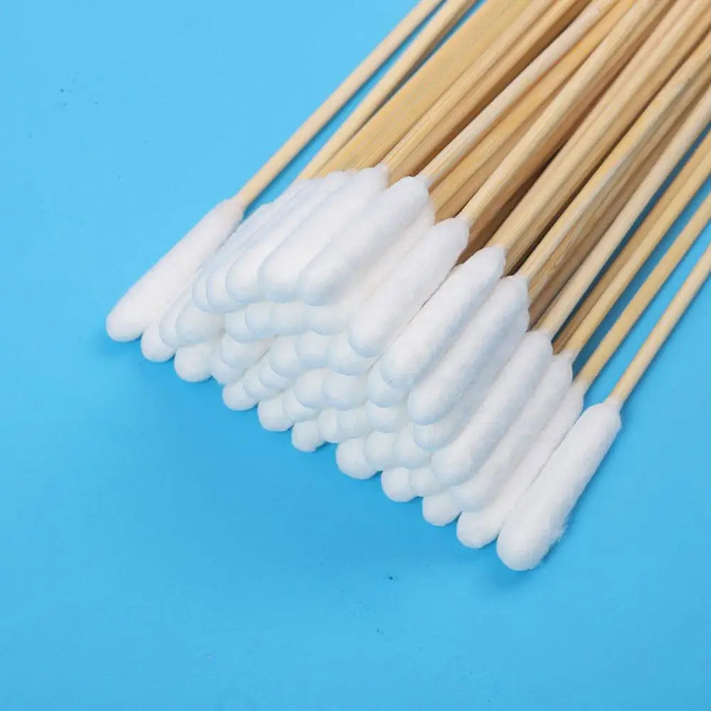 Bündel wiederverwendbarer Baumwoll-Q-Tips mit Holzstäbchen zur Reinigung von Tierohren.