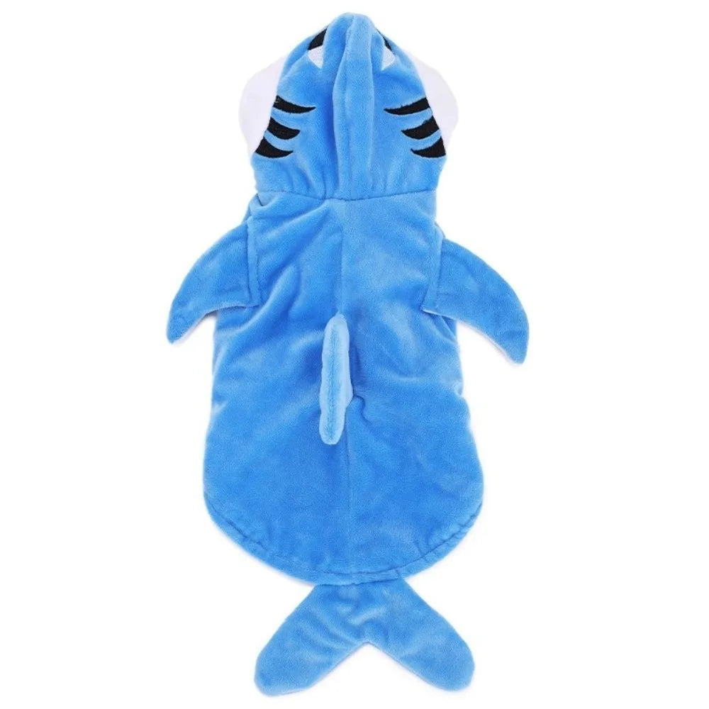 Costume cosplay de requin pour chien en polaire bleue.