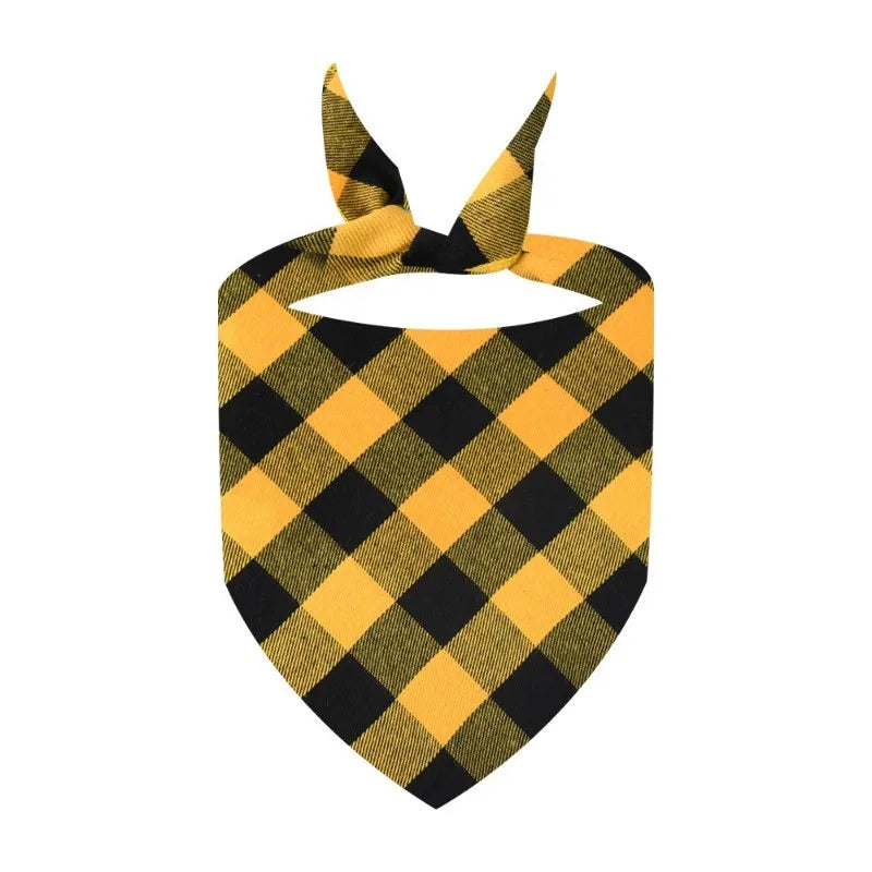 Pañuelo de cuadros amarillo y negro atado en un lazo