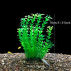 Un touffe de plantes aquatiques artificielles vert vif plantées dans un substrat de gravier.