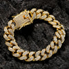Pulsera de cadena cubana dorada con diamantes de imitación, mostrada contra un fondo oscuro.
