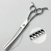 Silberne professionelle gekrümmte Haarschere für Haustiere mit gezahnten Klingen, neben den geöffneten Scheren.