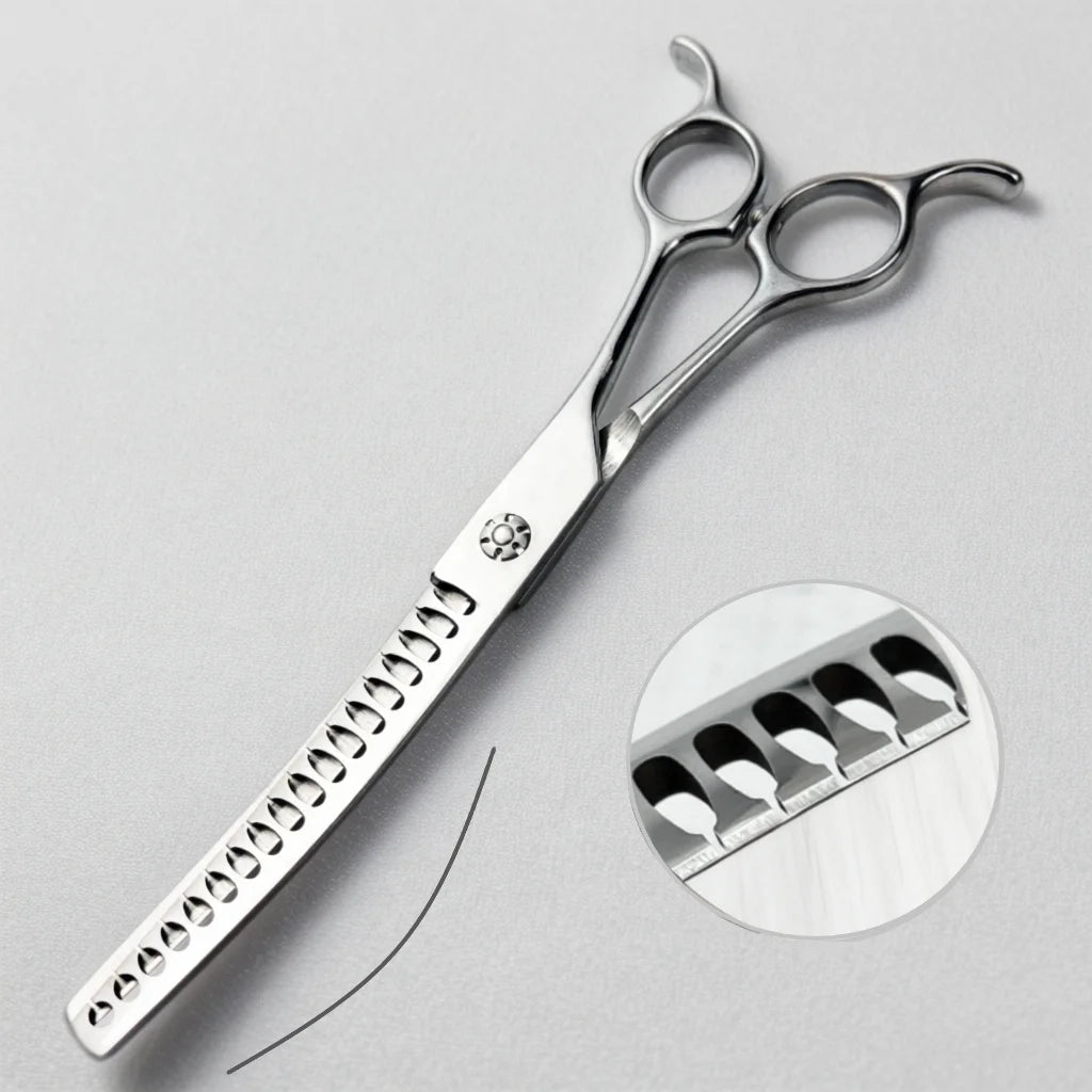 Silberne professionelle gekrümmte Haarschere für Haustiere mit gezahnten Klingen, neben den geöffneten Scheren.