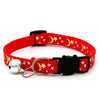 Rotes, verstellbares Halsband für Haustiere mit schwarzem Katzencharm und silbernem Sicherheitsglöckchen.