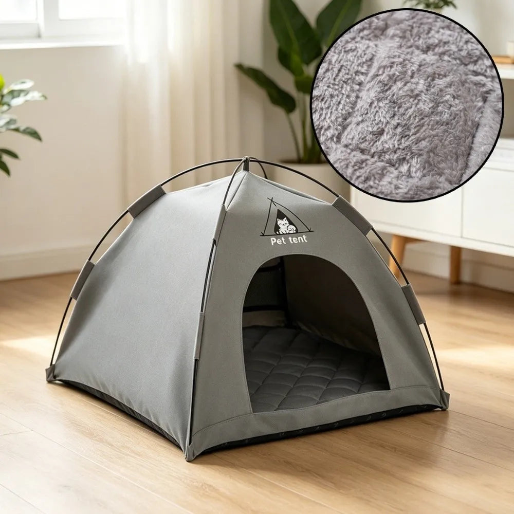 Graue, portable Katzenhütte auf Holzfußboden mit kreisförmigem Einschub aus flauschigem grauem Fell.