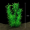Une plante aquatique artificielle verte vibrante poussant dans de la terre sombre sur fond noir.