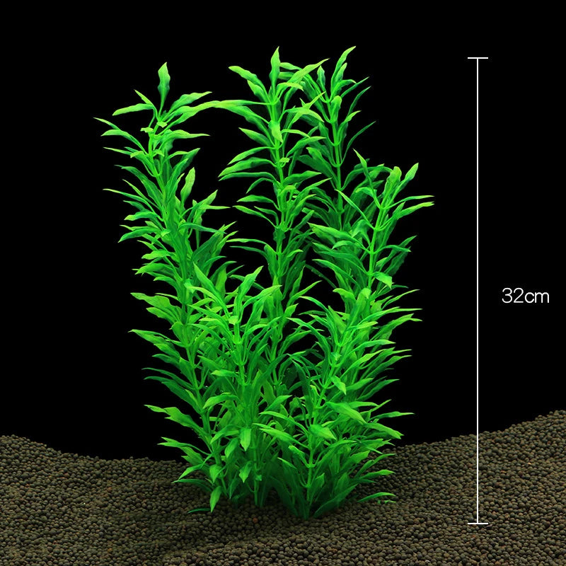 Une plante aquatique artificielle verte vibrante poussant dans de la terre sombre sur fond noir.