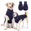 Un golden retriever portant un gilet bleu marine anti-anxiété, avec le gilet assorti montré séparément.