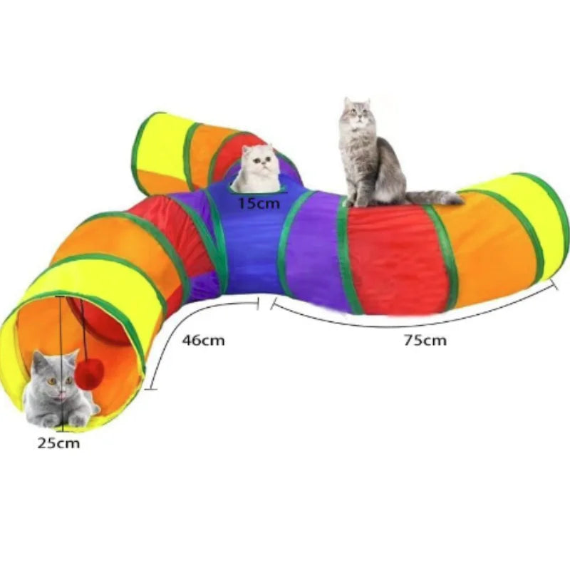 Buntes zusammenklappbares Katzentunnel mit verschiedenen farbigen Abschnitten, in dem eine Katze spielt.