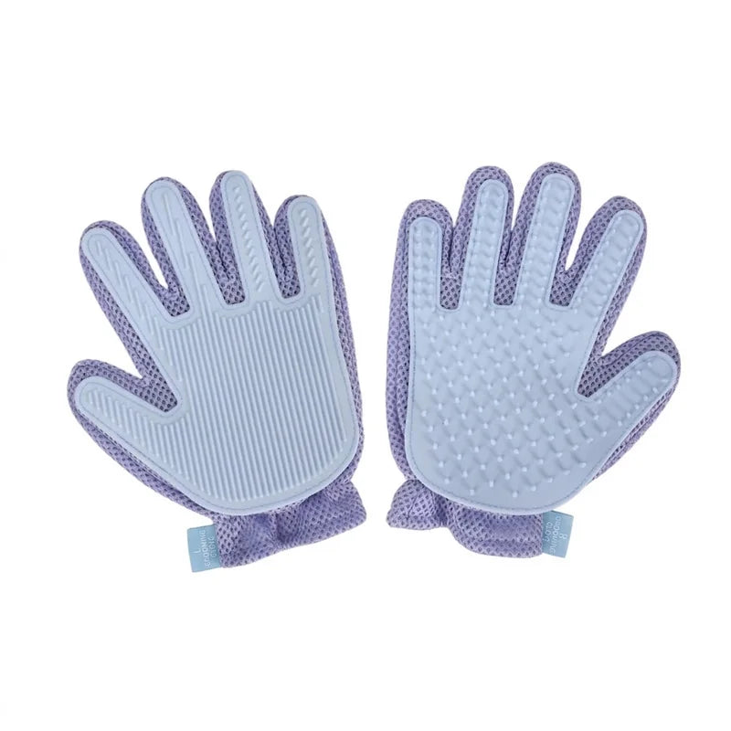 Ein Paar hellblaue Pflegemitts für das Grimen und Massieren von Hunden und Katzen.