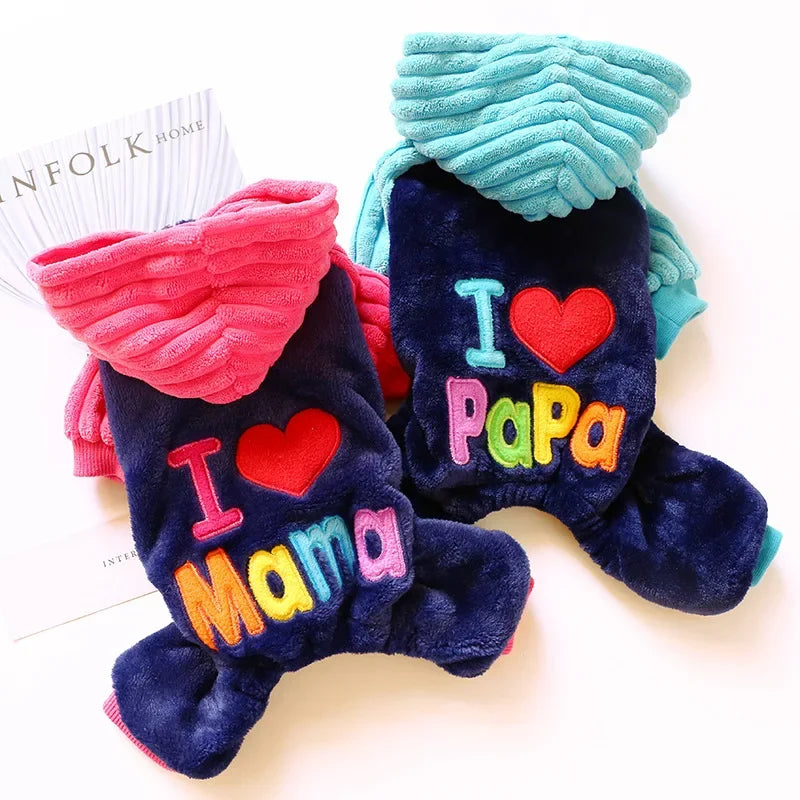 Un ensemble de costumes de chien en polaire violet et bleu avec texte brodé comme Je t'aime Papa et Maman