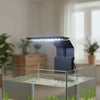 Moderne LED-Aquarium-Klemme mit dunkelblauer Gehäuse und hellem weißem Licht, das Wasserpflanzen beleuchtet.