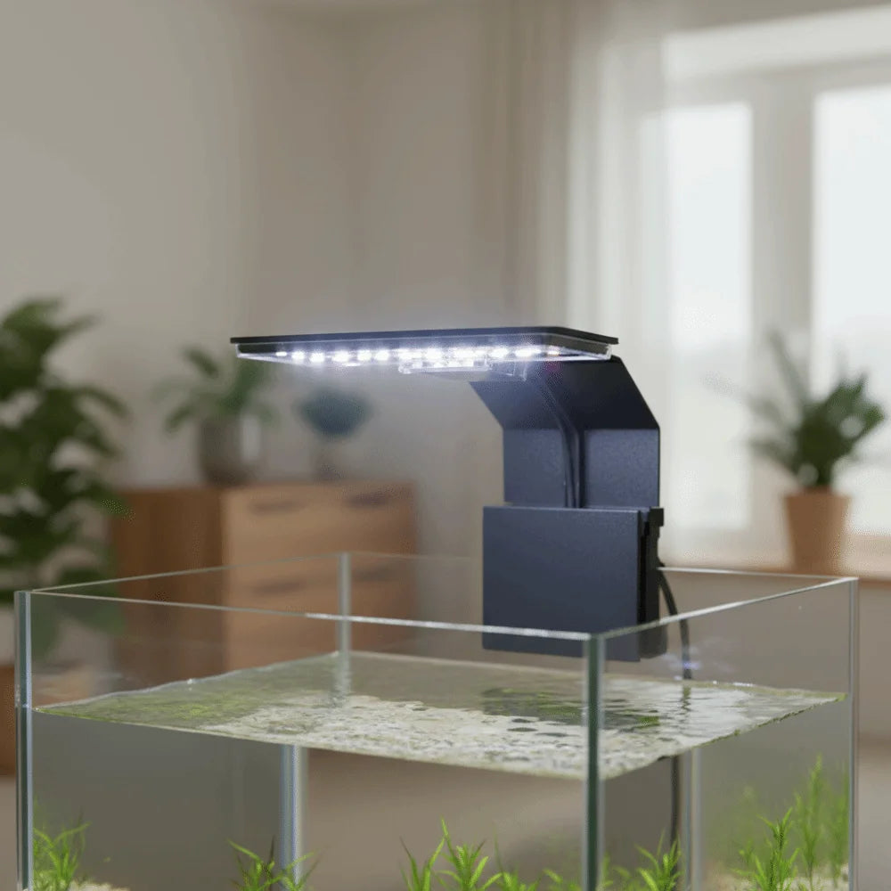 Moderne LED-Aquarium-Klemme mit dunkelblauer Gehäuse und hellem weißem Licht, das Wasserpflanzen beleuchtet.