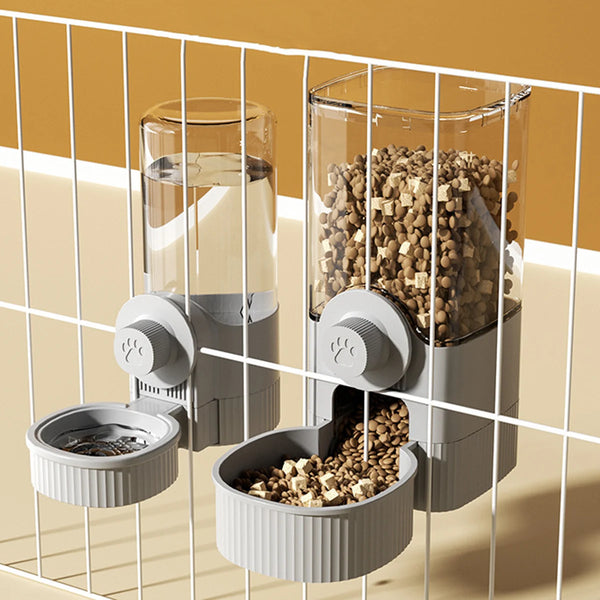 Un distributeur automatique de nourriture pour animaux argenté avec deux bols, dans un décor moderne et clair.