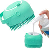 Ein türkiser Silikon-Pflegbürste und Shampoo-Dispenser mit grüner Bürstenkopf, gehalten von einer Hand.