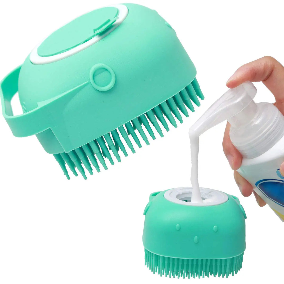 Ein türkiser Silikon-Pflegbürste und Shampoo-Dispenser mit grüner Bürstenkopf, gehalten von einer Hand.