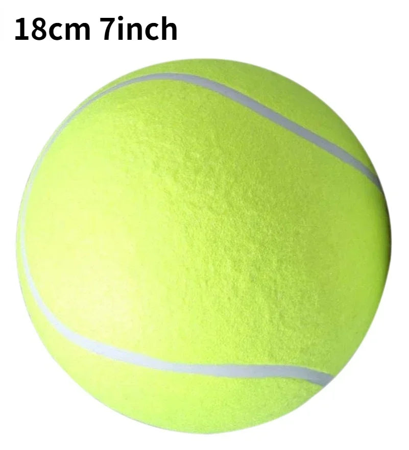 Une balle de tennis jaune néon vif avec une couture blanche, mesurant 18 cm (7 pouces).