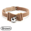 Collar de terciopelo marrón ajustable con lazo y dije esférico plateado para mascotas.