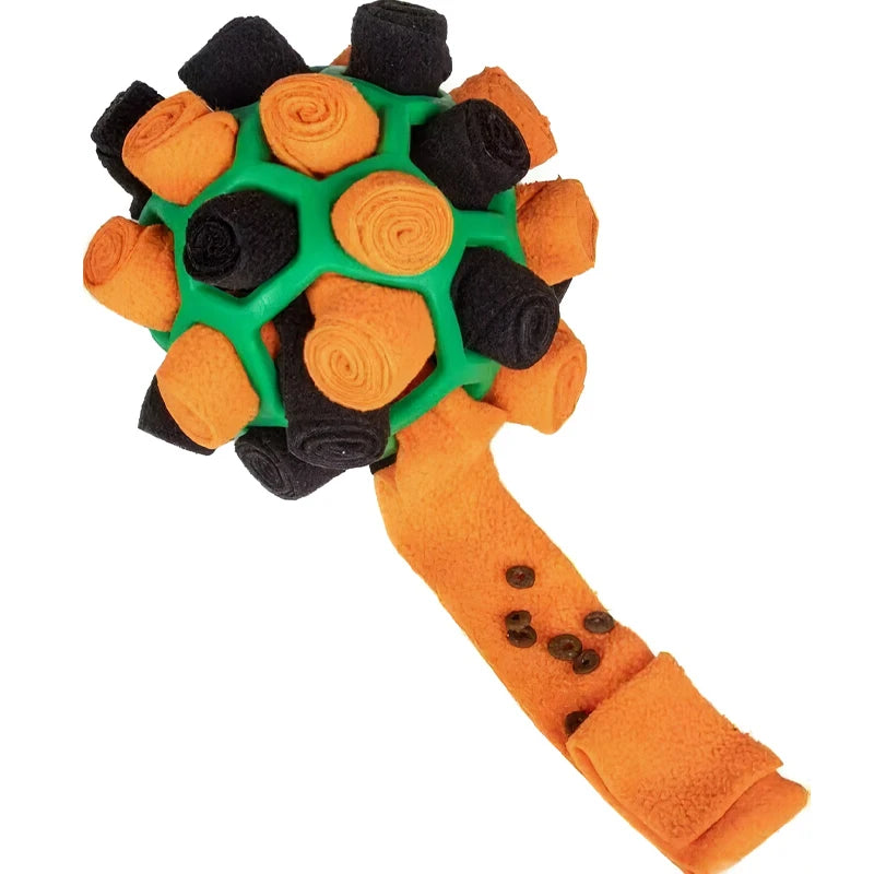 Interaktives Fleece-Snuffle-Spielzeug für Hunde mit orange-schwarzen gerollten Stoffbällen auf grüner Wabenstruktur.