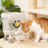 Un distributeur d'eau automatique pour animaux avec un chat buvant dans une petite coupelle.
