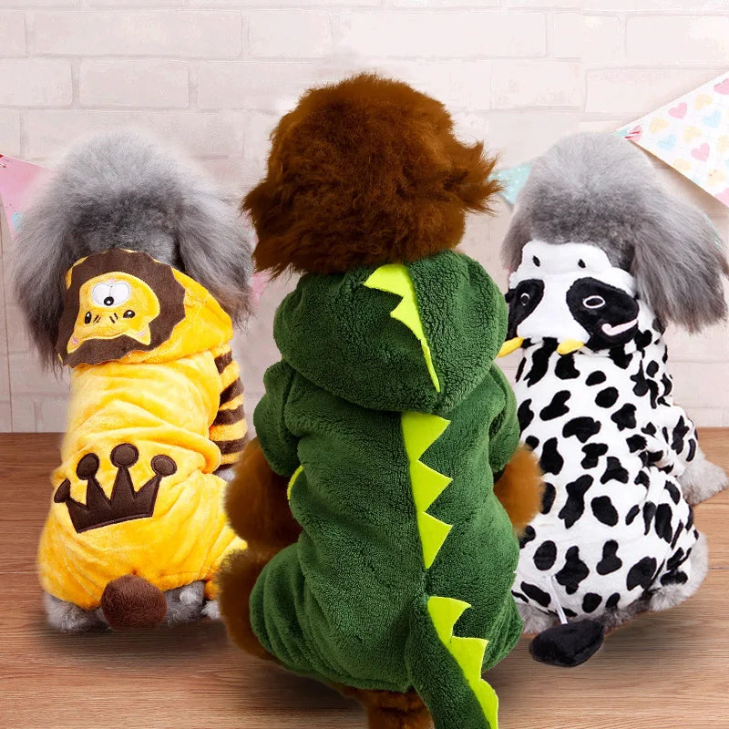 Un pull à capuche brun et moelleux avec un capuchon vert et des accents jaunes, vu de dos.