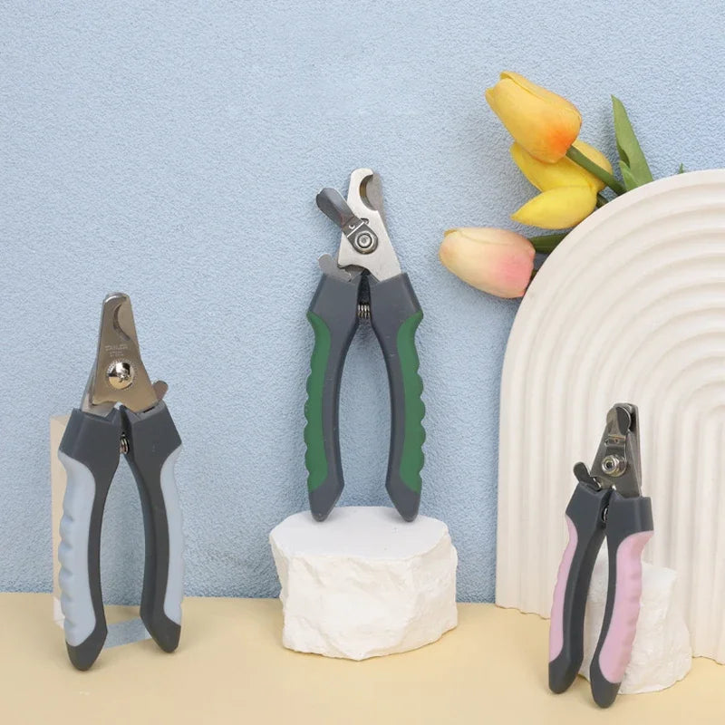 Set aus Edelstahl-Pfefelnippeln für Hunde und Katzen vor blauem Hintergrund mit gelben Blumen