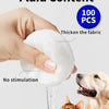 Eine Hand presst ein weißes, dickes Stoffprodukt für Augenwipes für Haustiere neben einem Hund und einer Katze.