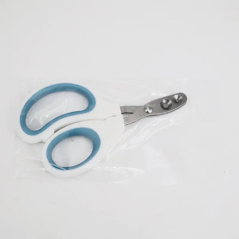 Edelstahl-Katzennagelschere mit weißen und blauen Griffen, verpackt in klarem Plastik.