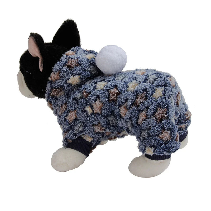 Prenda de ropa para perros de franela azul oscuro y marrón con pompón blanco en la espalda.