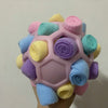 Buntes, hexagonales Fleece-Snuffle-Spielzeug für Hunde aus Stoffrollen in Pastellfarben.