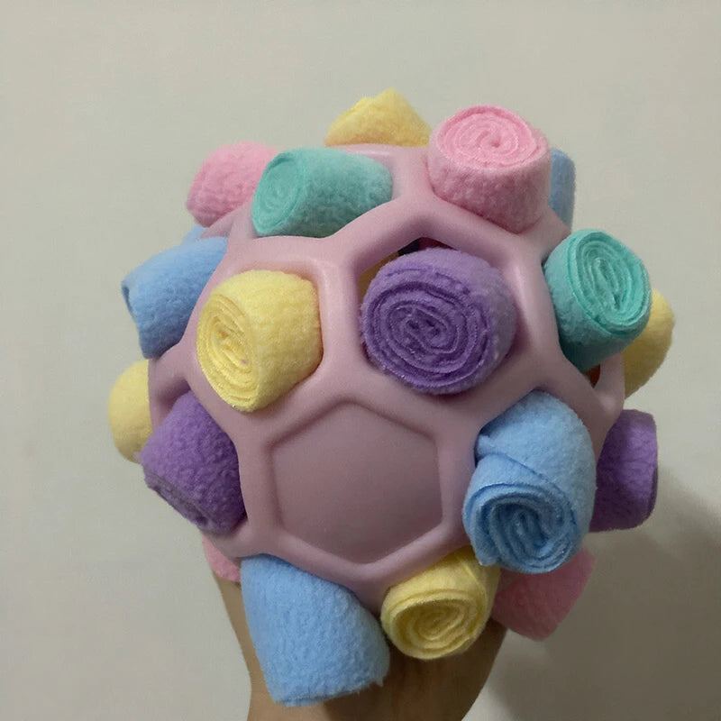 Buntes, hexagonales Fleece-Snuffle-Spielzeug für Hunde aus Stoffrollen in Pastellfarben.