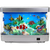 Aquarium rectangulaire en verre rempli de poissons tropicaux artificiels colorés, éclairé par une lumière bleue.