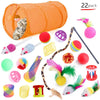 Eine Sammlung von 22 interaktiven Katzenspielzeugen, darunter ein großer orange Röhrchen, verschiedene Spinner, Bälle und Fed