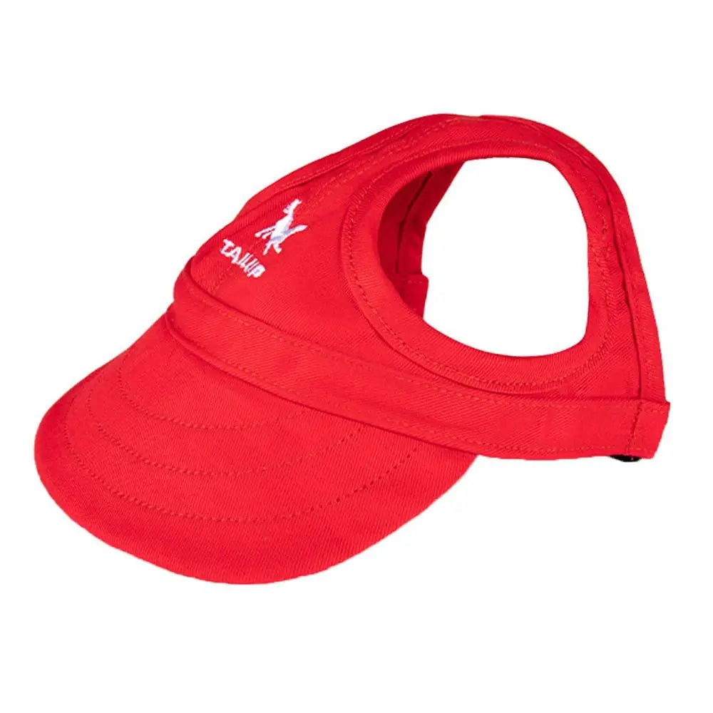 Gorra ajustable de béisbol para mascotas de color rojo brillante con un logo negro en la parte delantera.